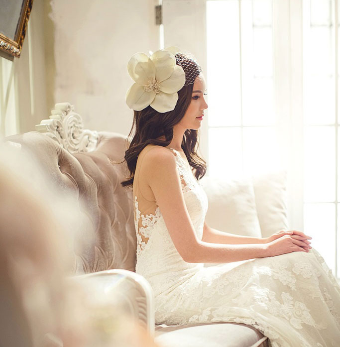 La mariée pose pour le photographe