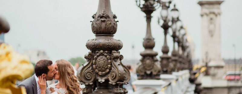 Un couple récemment marié s'embrasse sur le pont Alexandre III à Paris